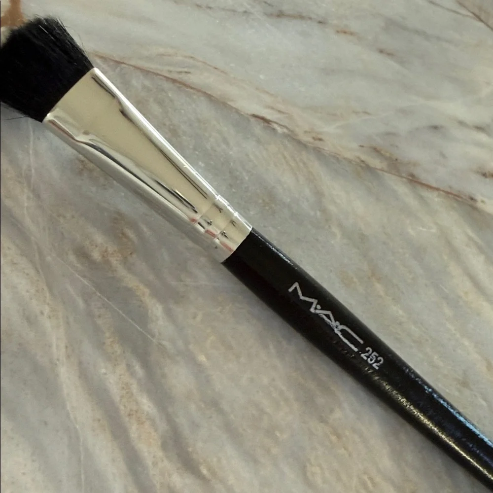 MAC‎ 252 Professional Makeup Brush 252 Synthetic Large Shader Brush